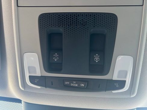 Used 2024 Honda Pilot Touring image 19