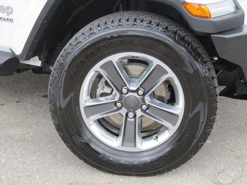 Used 2021 Jeep Wrangler Unlimited Sahara image 7