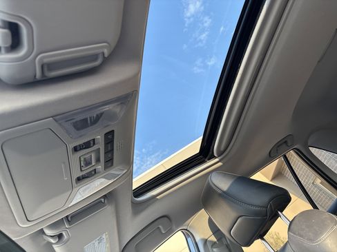 Used 2022 Toyota RAV4 XLE Premium image 28