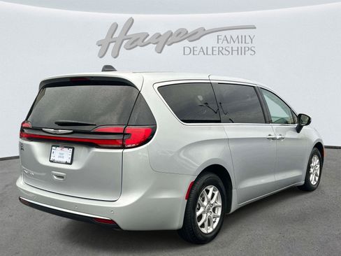 Used 2023 Chrysler Pacifica Touring-L FWD image 3