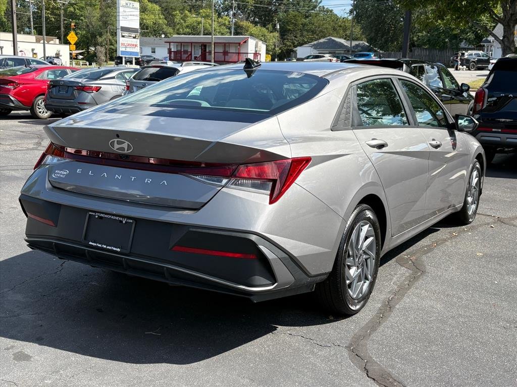 Certified 2024 Hyundai Elantra SEL FWD image 5