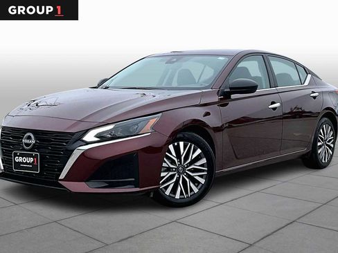 Used 2025 Nissan Altima 2.5 SV image 1