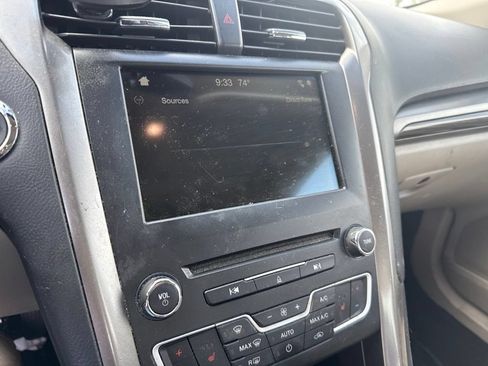 Used 2018 Ford Fusion SE w/ Fusion SE Technology Package FWD image 4