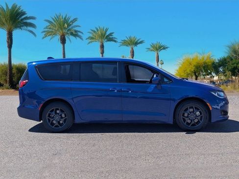 Used 2020 Chrysler Pacifica Touring w/ S Appearance Package FWD image 6