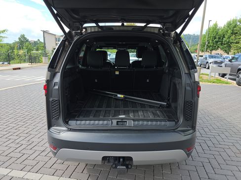 Certified 2025 Land Rover Discovery S image 7