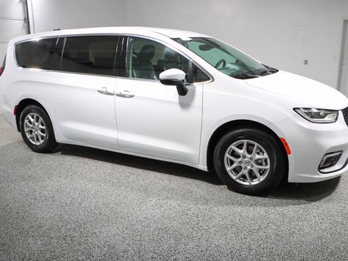 Used 2023 Chrysler Pacifica Touring-L FWD image 6