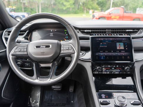 Used 2022 Jeep Grand Cherokee Trailhawk w/ Luxury Tech Group III AWD/4WD image 13
