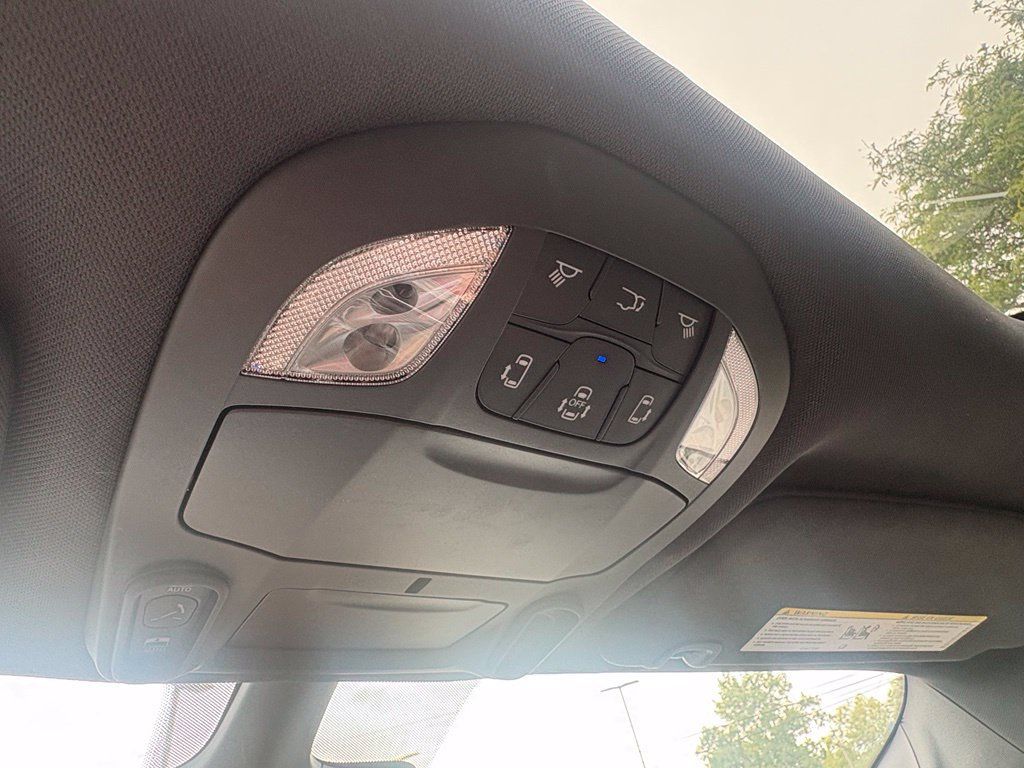 Used 2025 Chrysler Pacifica Limited FWD image 61