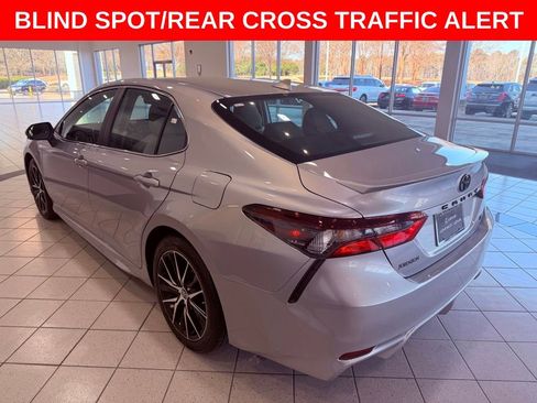 Used 2022 Toyota Camry SE image 5