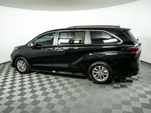 Used 2025 Toyota Sienna XLE w/ XLE Plus Package FWD image 29