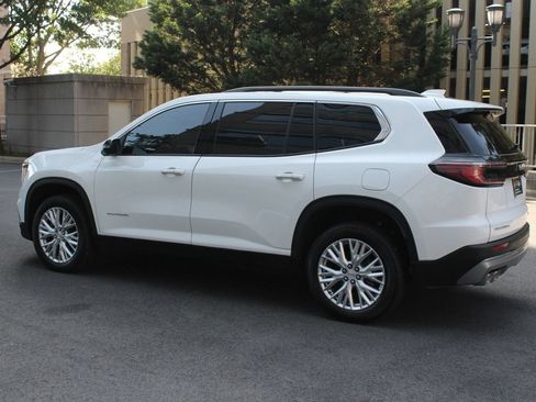 Used 2026 GMC Acadia Elevation w/ Elevation Premium Package FWD image 9