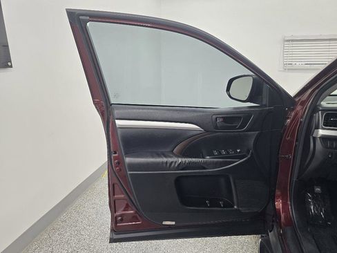 Used 2016 Toyota Highlander Plus FWD image 27