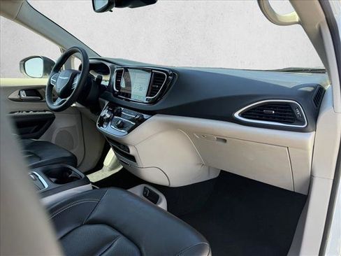 Used 2023 Chrysler Pacifica Touring-L FWD image 12