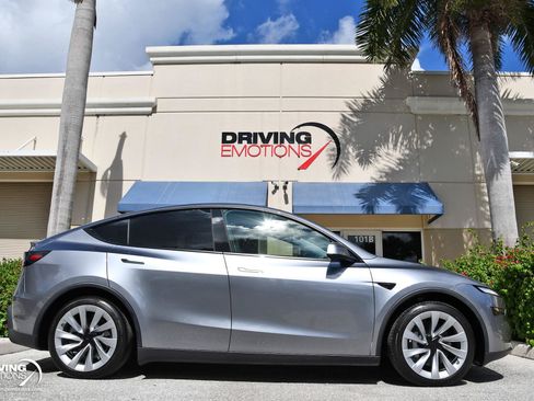 Used 2026 Tesla Model Y AWD image 6