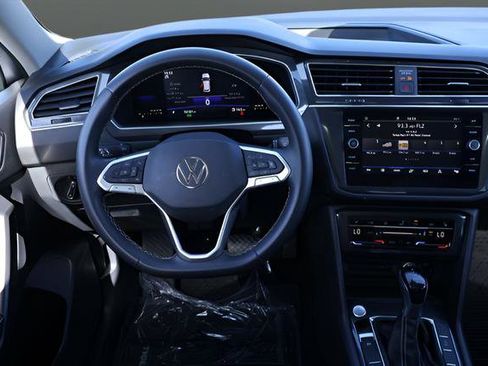 Certified 2023 Volkswagen Tiguan SE FWD image 18