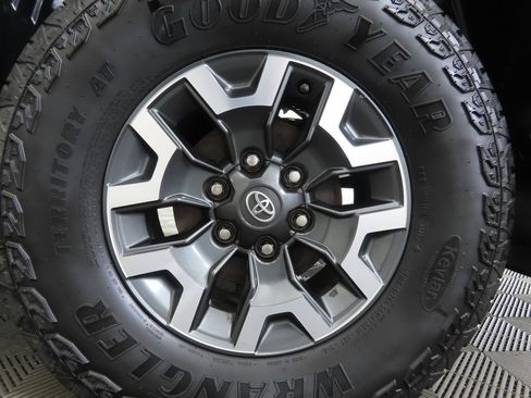 Used 2017 Toyota Tacoma TRD Off-Road w/ Premium & Technology Package image 31