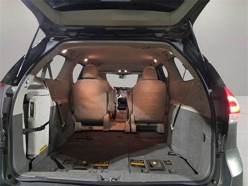 Used 2011 Toyota Sienna LE image 18