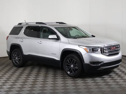Used 2019 GMC Acadia SLT image 2