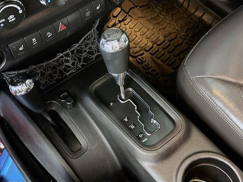 Used 2015 Jeep Wrangler Unlimited Rubicon w/ Connectivity Group image 17