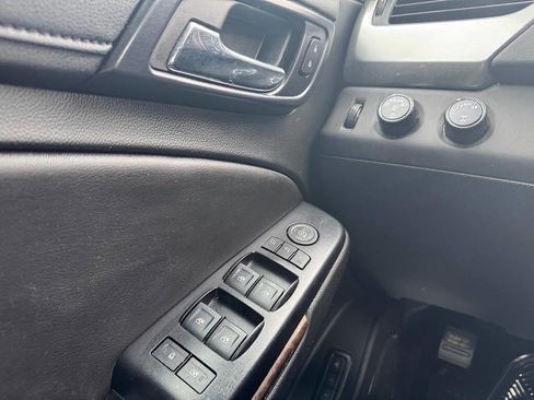 Used 2018 Chevrolet Suburban LT w/ LT Signature Package image 38