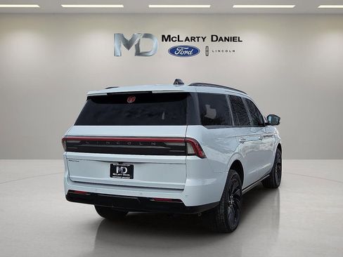 New 2025 Lincoln Navigator Reserve w/ Jet Appearance Package AWD/4WD image 5