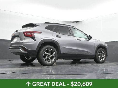 Used 2025 Chevrolet Trax LT FWD image 38