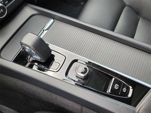 Used 2025 Volvo XC60 B5 Core image 11