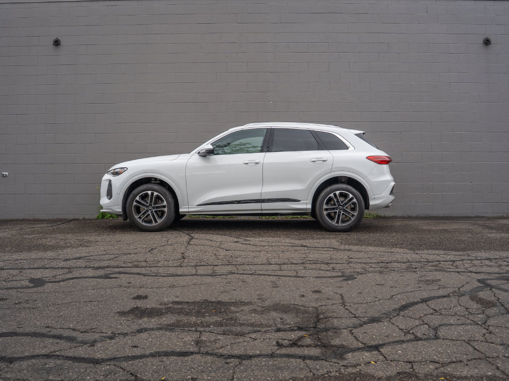 Certified 2025 Audi Q5 Premium w/ Convenience Package AWD/4WD image 2