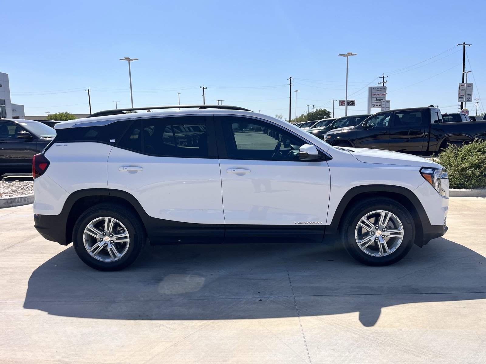 Used 2022 GMC Terrain SLE w/ Driver Convenience Package FWD image 2