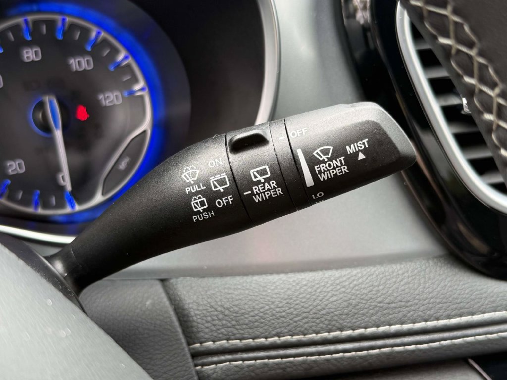 Used 2025 Chrysler Pacifica Limited FWD image 26