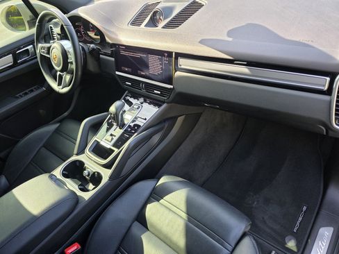 Used 2023 Porsche Cayenne Platinum Edition AWD/4WD image 28