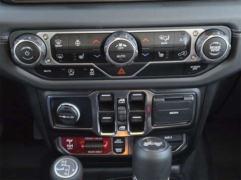 Used 2025 Jeep Wrangler Unlimited Rubicon w/ Technology Group image 21