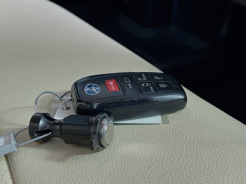 Used 2021 Toyota Sienna Platinum image 36