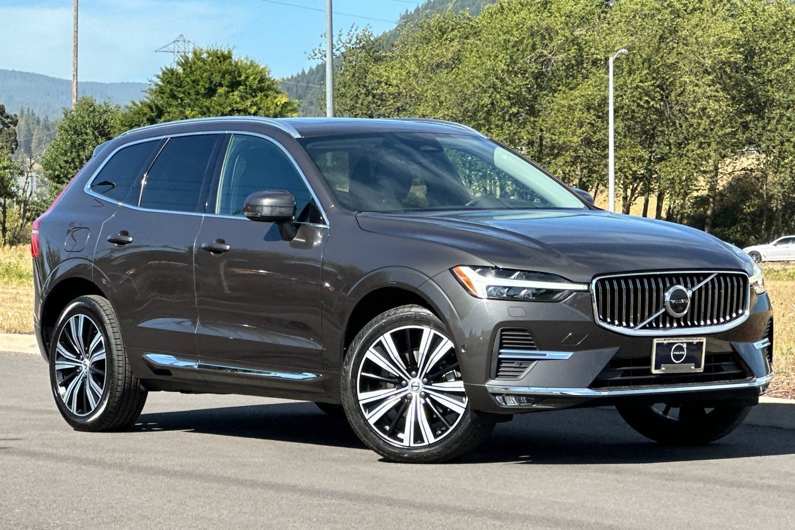 Used 2023 Volvo XC60 B5 Plus w/ Climate Package AWD/4WD image 1