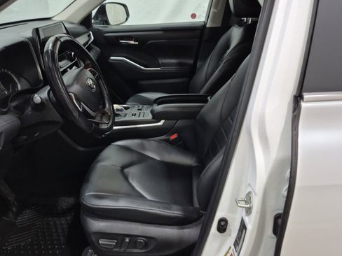 Used 2024 Toyota Highlander XLE image 9