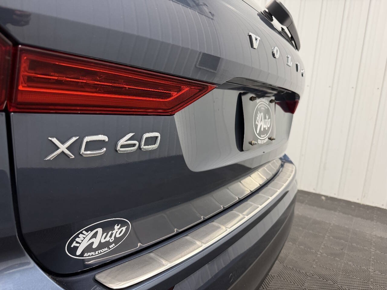 Used 2019 Volvo XC60 T5 Momentum w/ Multimedia Package AWD/4WD image 5