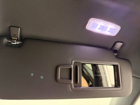 Used 2025 Porsche Macan image 36