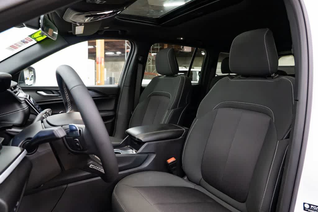 Used 2025 Jeep Grand Cherokee Laredo X AWD/4WD image 23