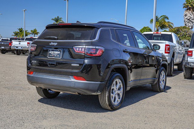 Used 2024 Jeep Compass Latitude AWD/4WD image 4