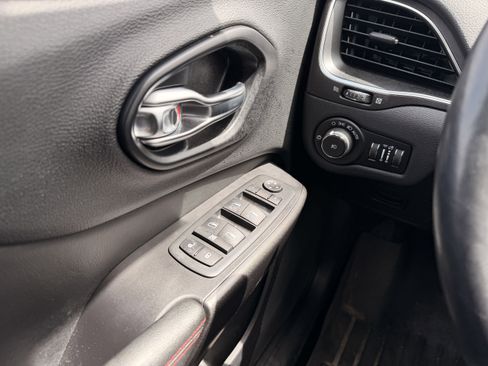Used 2020 Jeep Cherokee Trailhawk w/ Cold Weather Group AWD/4WD image 19