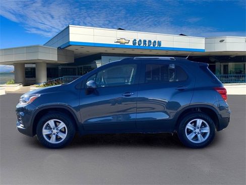 Used 2022 Chevrolet Trax LT w/ LT Convenience Package image 3