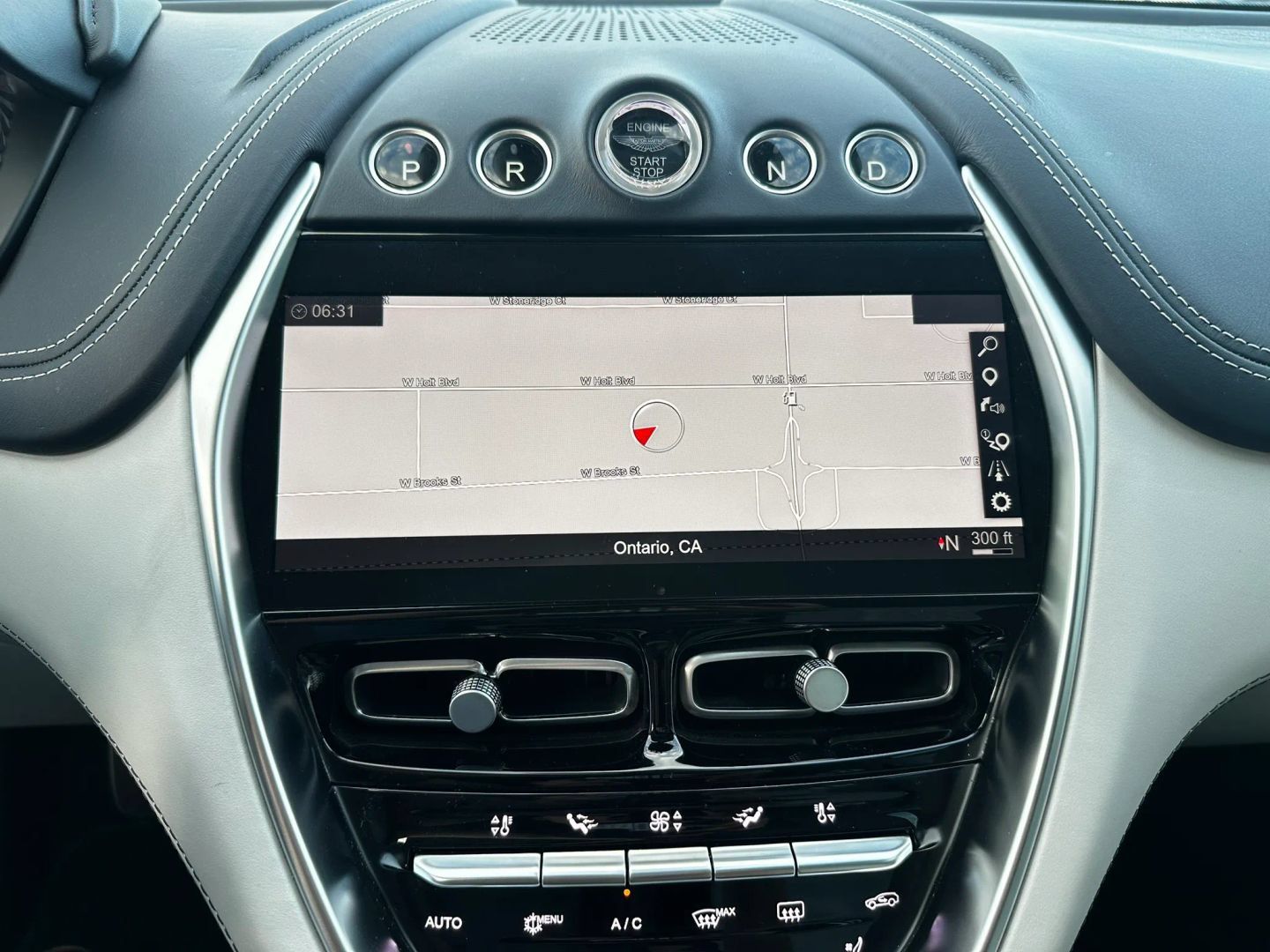 Used 2021 Aston Martin DBX AWD/4WD image 27
