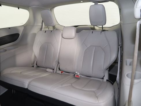 Used 2018 Chrysler Pacifica Touring-L FWD image 49