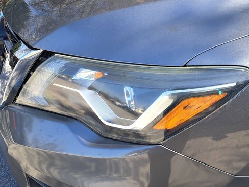 Used 2018 Nissan Pathfinder SV image 6