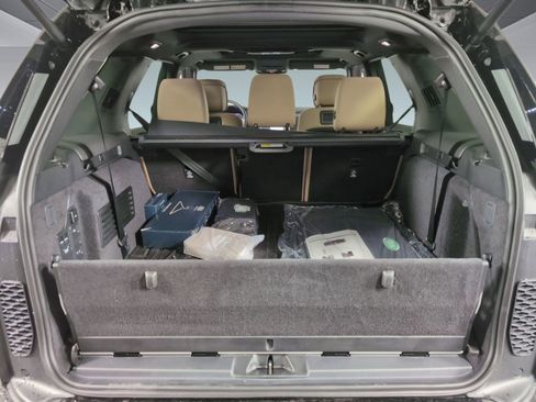 Certified 2025 Land Rover Discovery Dynamic SE image 26