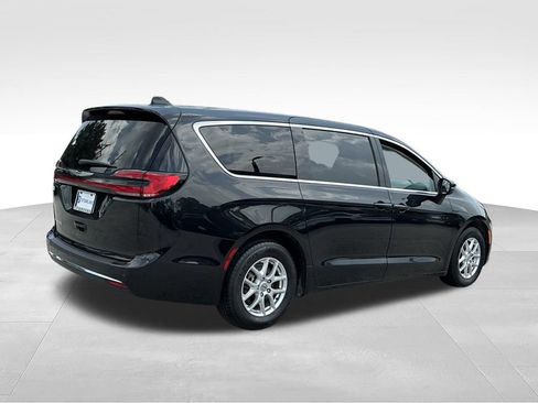 Used 2023 Chrysler Pacifica Touring-L FWD image 13