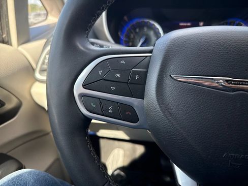 Used 2023 Chrysler Pacifica Touring-L FWD image 19
