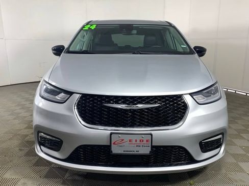 Used 2024 Chrysler Pacifica Touring-L FWD image 10