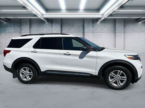 Used 2023 Ford Explorer XLT AWD/4WD image 3