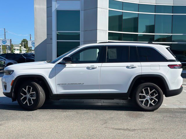 Used 2023 Jeep Grand Cherokee Limited AWD/4WD image 3